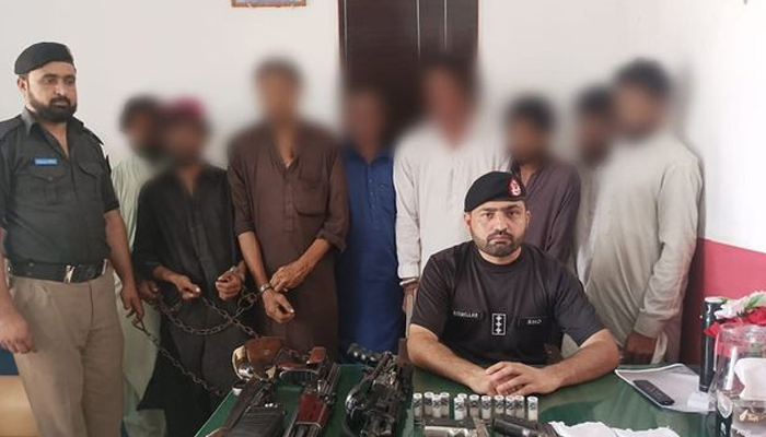 Police officers with eight criminals in Peshawar on August 31, 2024. — Facebook/@pakhtunkhwapolice