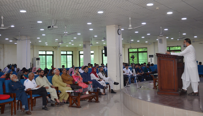 Assistant Professor Department of Philosophy Punjab University Dr. Rasheed Arshad Persian poetry, titled Sohrab Sepehri: Aenoon ki Jheel translated by Moeen Nizami is expressing his views to his participants regarding the book seen in this image released on September 20, 2024. — Facebook/@PunjabUniversityLibrary