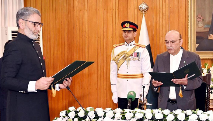 President Asif Ali Zardari administers the oath of office to the Chairman of the Federal Public Service Commission (FPSC), Lt. General (Retd) Akhtar Nawaz Satti, at Aiwan-e-Sadr on October 9, 2024. —  INP