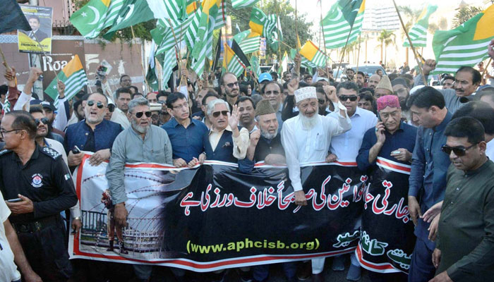 Participants of the All Parties Hurriyat Conference participate in a rally and chant slogans against Indian atrocities in IIOJK on Kashmir Black Day on October 27, 2024. — APP