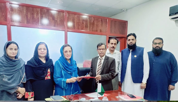 Mrs. Rubina Amjad, Chairperson of the PWFC (3rd Right) and  delegation from the Associations of Gems and Jewels holding a File on October 30, 2024.—Facebook.com@FWCCI