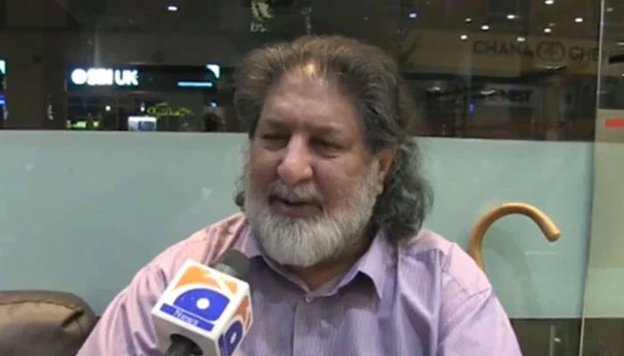 Former veteran pacer Sarfraz Nawaz speaks to Geo News in an interview released on August 27, 2019. — Screengrab via YouTube/Geo News