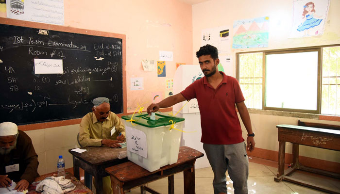 Voter casts their vote at a polling station during Local Bodies Election in Karachi on November 14, 2024. — PPI