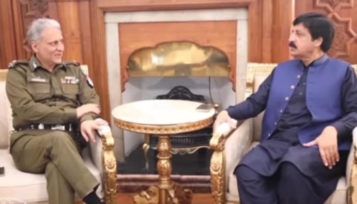 IG Police Punjab Dr Usman Anwar (left) and Punjab Governor Sardar Saleem Haider Khan can be seen during a meeting at Governorss House on November 16, 2024 in this still taken from a video.— Facebook/Sardar Saleem Haider Khan
