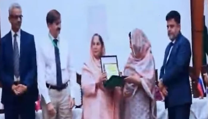 An image from the award distribution ceremony of the International Nursing Conference held at Bait-ul-Hikmah Auditorium, Madinat al-Hikmah on November 23, 2024.— Facebook@RufaydaHamdardCollegeofNursing