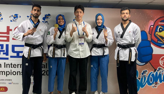 Pakistani Taekwondo fighters showing their medals. — sports.gov.pk/File