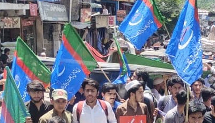 Islami Jamiat-e-Talaba workers hold flags at a rally. — Facebook@ijtmansehradivision/File