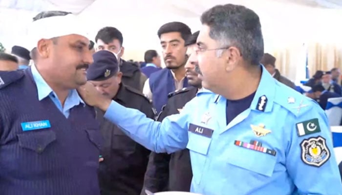 Inspector General of Police (IGP), Syed Ali Nasir Rizvi, (right) meeting an injured policeman on November 30, 2024.— Facebook@islamabadpolice