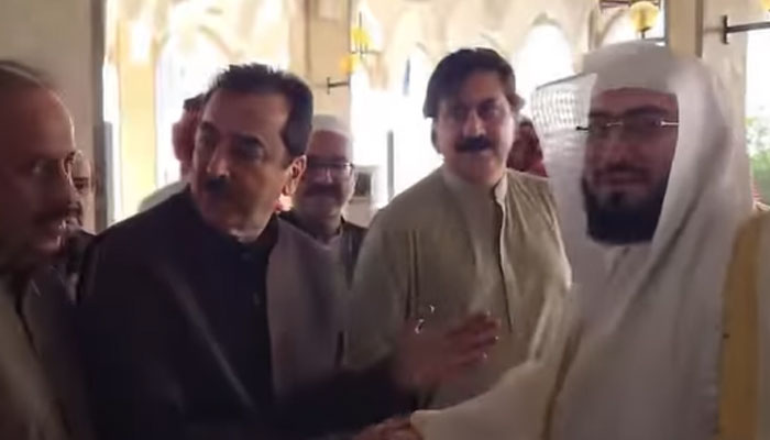 Chairman Senate Syed Yousaf Raza Gilani (left) meeting with Imam Kaaba Sheikh Bandar Balilah. — Facebook@Pakistansenate/File