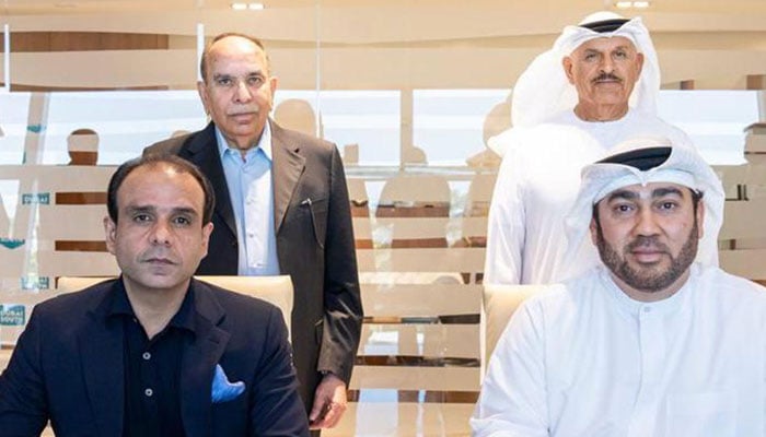 Officials of  Bahria Town Karachi (left) and Dubai South posing for a photo after signing the agreement. — Facebook@bahriatownkarachioff/File