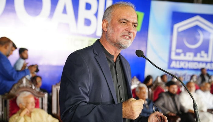 Jamaat-e-Islami (JI) Emir Hafiz Naeem ur Rehman addresses students who appeared in an aptitude test for the JI’s Bano Qabil 4.0 programme in Gulshan-e-Iqbal on December 8, 2024. — Facebook@alkhidmatKHI