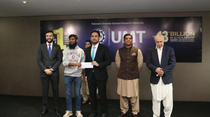 Uni Cheque Scholarship cheques distributed