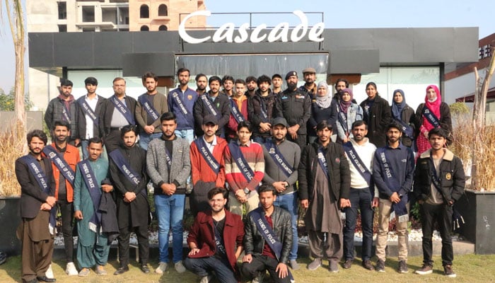 A group photo of student volunteers of SZABIST University during their visit to the Operations Division of Islamabad Police on December 12, 2024. — Facebook@islamabadpolice