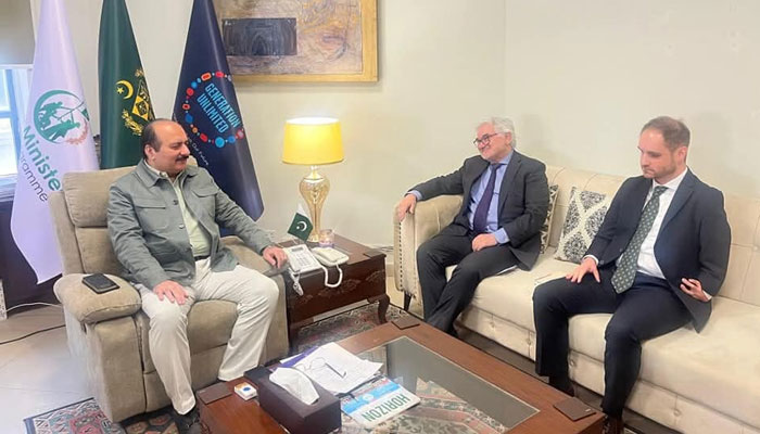 Chairman PMYP Rana Mashhood Ahmed Khan (left) exchanges views with the German Ambassador to Pakistan, Alfred Grannas (centre) during a meeting at the Prime Minister’s Office on December 13, 2024. — Facebook@ranamashhoodahmadkhan