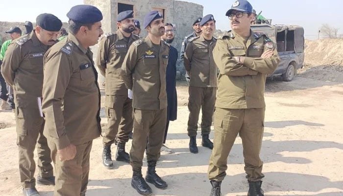 Police personnel brief senior officials on security situation at an undisclosed location. — Facebook@PoliceDepartmentRahimYarkhan/File