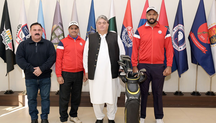 Pakistan police golf team players Ghulam Qadir and SI M Javed (2nd left and right) pose for a photo on December 16, 2024. — Facebook@PunjabPolicePakistanOfficial