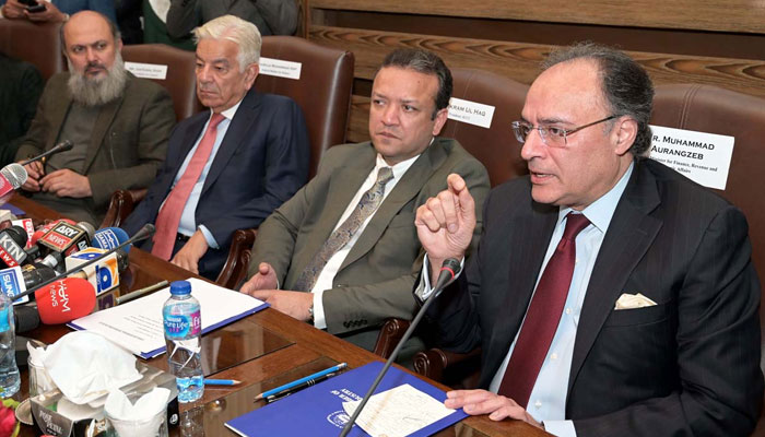 Federal Minister for Finance Muhammad Aurangzeb, Defense Minister Khawaja Muhammad Asif and Federal Minister for Commerce Jam Kamal are jointly addressing to business community at SCCI on December 19, 2024. —APP