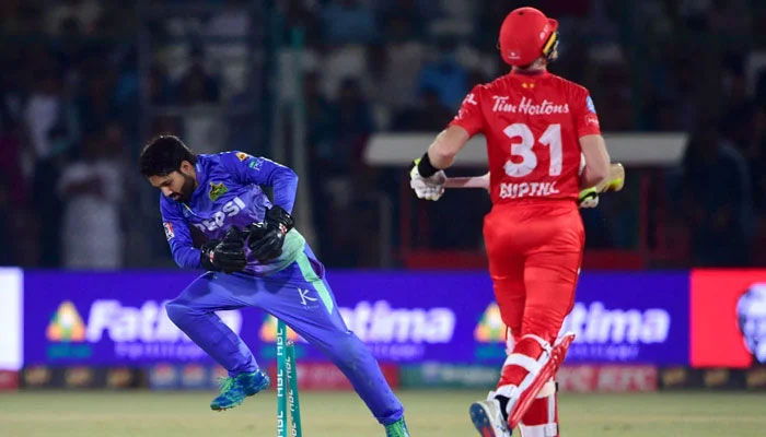 Multan Sultans Mohammad Rizwan (left) runs out Islamabad Uniteds Martin Guptill during PSL 9 final on March 18, 2023. — PCB