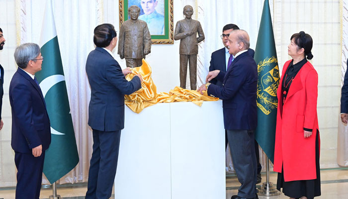Prime Minister Muhammad Shehbaz Sharif unveils the sculptures of Quaid-e-Azam Muhammad Ali Jinnah and Mao Zedong presented by famous Chinese Sculptor Master Yuan Xikun on December 26, 2024. — APP