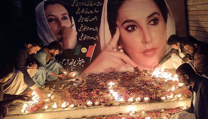 Workers of PPP light candles to pay tribute to Former Prime Minister Shaheed Mohtarma Benazir Bhutto on the occasion of her death anniversary. — APP/File