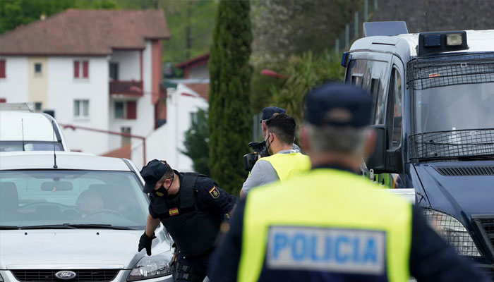 Spanish police at the border between Spain and France in Irún, Spain. —Reuters/File