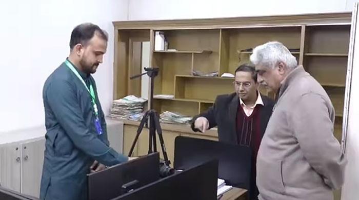 Salman visits PIC, inspects lab, diagnostic centre