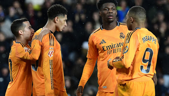 Real Madrids English midfielder Jude Bellingham (second left) reacts after missing a penalty against Valencia. —AFP/File