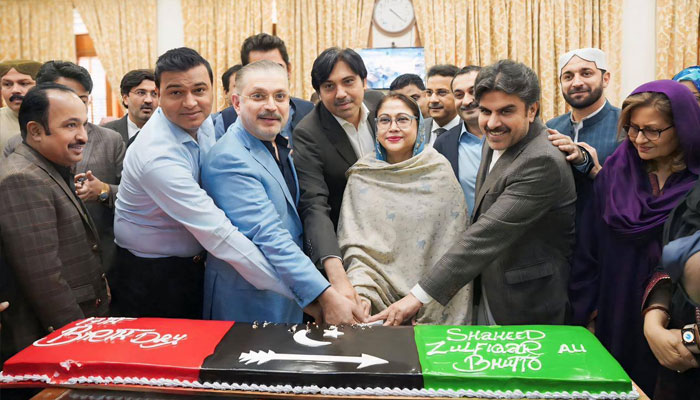 Sharejeel Inaam Memon (third left) Faryal Talpur (third right) and Nasir Hussain Shah (second right) cutting a cake in the Sindh Assembly on December 6, 2025.— Facebook@TheAsifMoosaOfficial