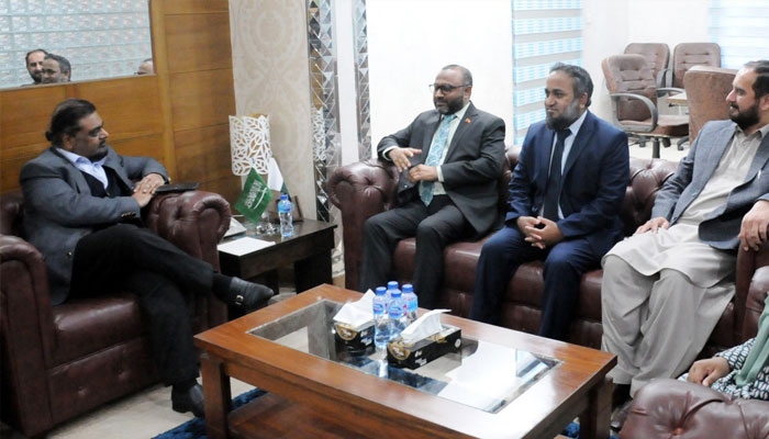 A high-level delegation from Maldives, led by Minister of Islamic Affairs Dr. Mohamed Shaheem Ali Saeed, (second right) met with President of the International Islamic University (IIU) Prof Dr Ahmed Shuja Syed (left).—