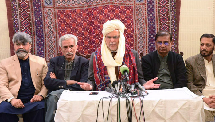 Federal Minister for Planning, Development and Special Initiatives Ahsan Iqbal (centre) addresses press conference at the Residence of Muzaffar Ali Shujra on January 10, 2025. — APP