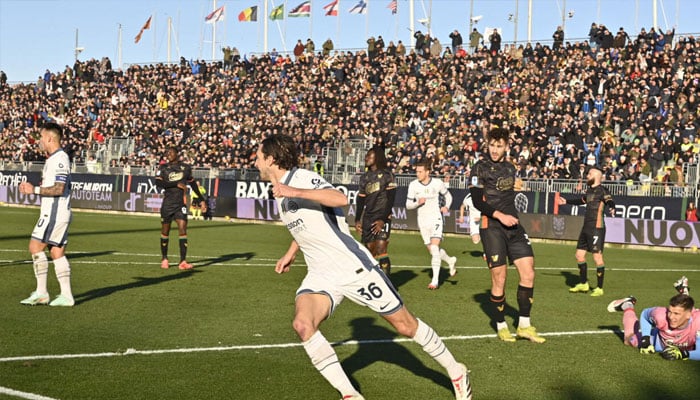 Matteo Darmian (centre) celebrates scoring Inter Milans winning goal at Venezia. —AFP/File
