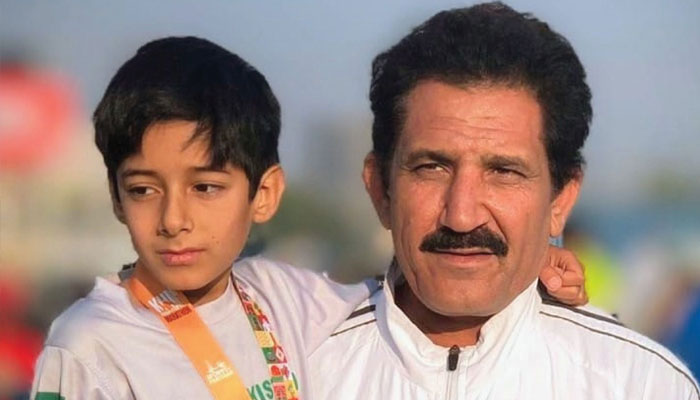 CEO RK Sports Management Rais Khan took a photo with Asian Champion Marathon Runner Muhammad Haris Jamal. — Facebook@jamal.said. 940/File