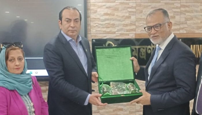 Federation of Pakistan Chambers of Commerce and Industry President Atif Ikram Sheikh (second left) pictured alongside Bangladesh Commerce Adviser Sheikh Bashir Uddin on January 12, 2025. — X@atifikram1