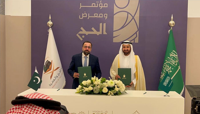 Federal Minister for Religious Affairs and Inter-Faith Harmony Chaudhary Salik Hussain signing annual Hajj agreement 2025 with Saudi Minister for Hajj and Umrah Dr. Tawfiq bin Fawzan al-Rabiah today on January 13th, 2025.— PID