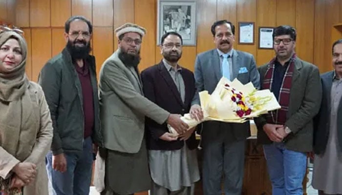 Federal Board of Intermediate and Secondary Education (FBISE) Chairman Malik Ikram (second left) in a meeting with a delegation of the All Pakistan Private Schools Management Association (APS­MA). — Facebook@APS­MA.official/File