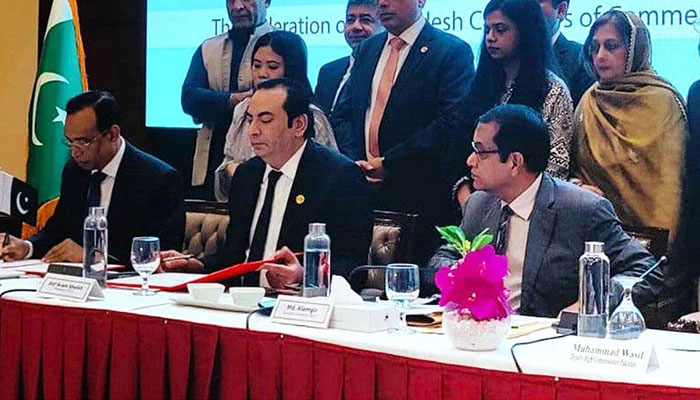 MoU is being signed for establishment of Pakistan -Bangladesh Business Council by Atif Ikram Sheikh, President of FPCCI, and Md Hafizur Rahman, Administrator of FBCCI, in the presence of Syed Ahmed Maroof, Pakistans High Commissioner to Bangladesh January 13, 2025. —APP