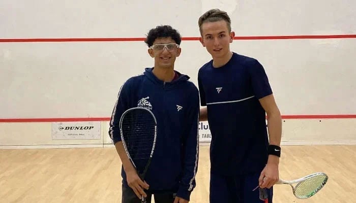 Pakistans Azan Ali Khan (left) and Switzerlands Leandro Vogel pose for a picture ahead of their Scottish Junior Open Squash 2024 U17 Boys final on December 30, 2024. — The News/Faizan Lakhani