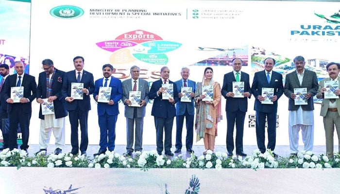 Prime Minister Shehbaz Sharif (centre) and other dignitaries holding copies of 5-year National Economic Transformation Plan dubbed as Uraan Pakistan during its launch at a ceremony in Islamabad, December 31, 2024. — PID