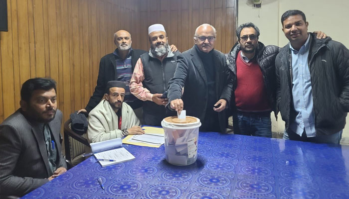 A person seen casting his vote during the annual election of Islamabad Photojournalists Association held at Pindi Press Club on January 19, 2025.— Facebook@sultan.bashir.14/