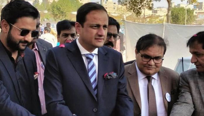 Mayor Karachi Barrister Murtaza Wahab (centre).—  Facebook@pireet/File