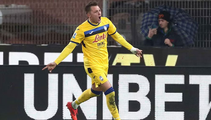 Mateo Retegui celebrates his second goal and the winner for Atalanta at Como. — AFP/File