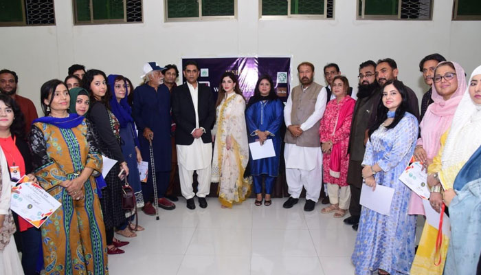 Sukkur Mayor Barrister Arsalan Islam Shaikh (7th right) in group photo at Sukkur Sculpture & Painting Exhibition on January 15, 2025. — Facebook@BRArsalanShaikh