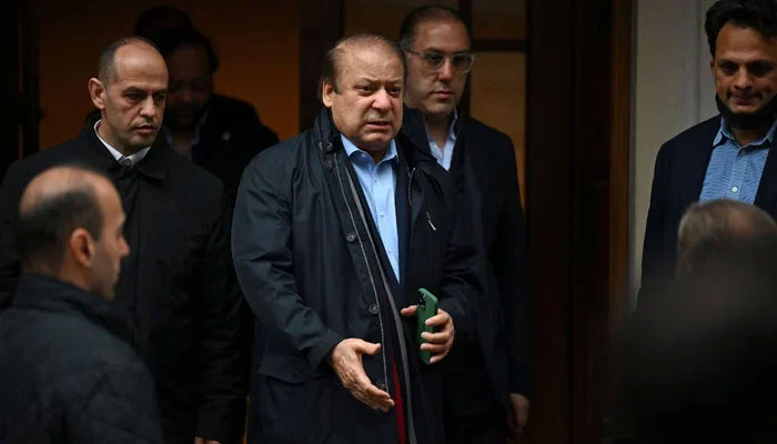 Pakistan Muslim League-Nawaz (PMLN) President Nawaz Sharif (c) leaves a property in west London on May 11, 2022. — AFP