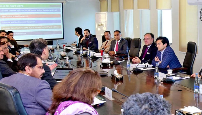 Federal Minister for Finance and Revenue, Senator Muhammad Aurangzeb, chairs a meeting of the Cabinet Committee on Rightsizing at Finance Division on January 27, 2025. — APP