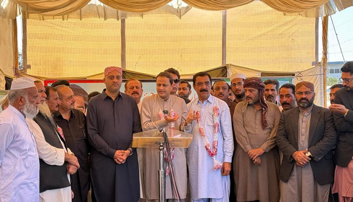 Karachi Mayor Barrister Murtaza Wahab speaks at the inauguration ceremony of a crucial road linking District South to Keamari on January 29, 2025. — Facebook@barristermurtazawahabofficial