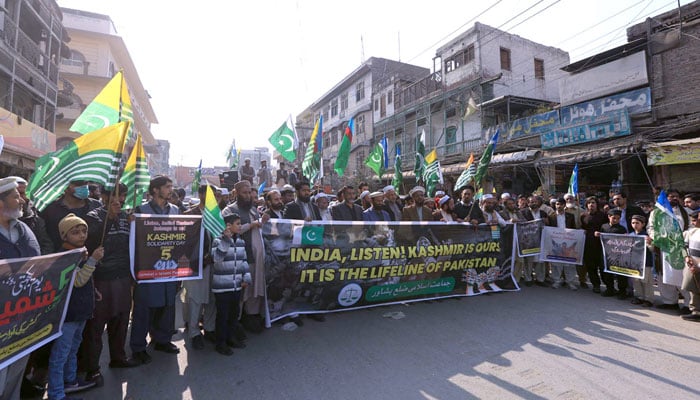 People participate in a rally on Kashmir Solidarity Day at Hashtnagri Chowk to express solidarity with the people of Indias illegally occupied Kashmir on February 5, 2025. — APP