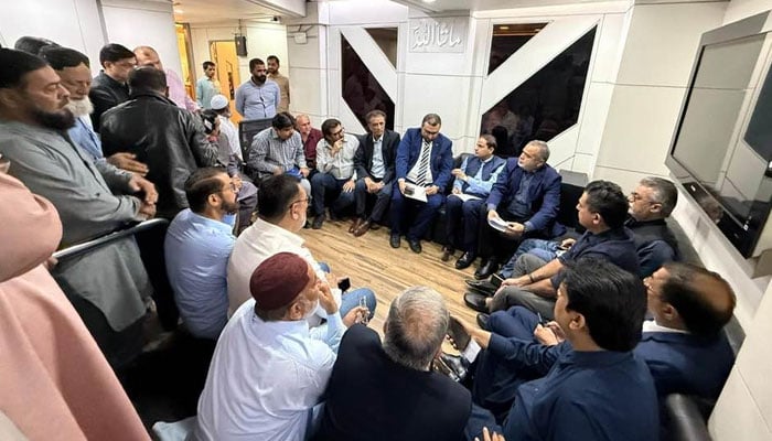 Karachi Mayor Murtaza Wahab is seen with businessmen of Jodia Bazaar, Karachi on February 6, 2025. — Facebook@barristermurtazawahabofficial/