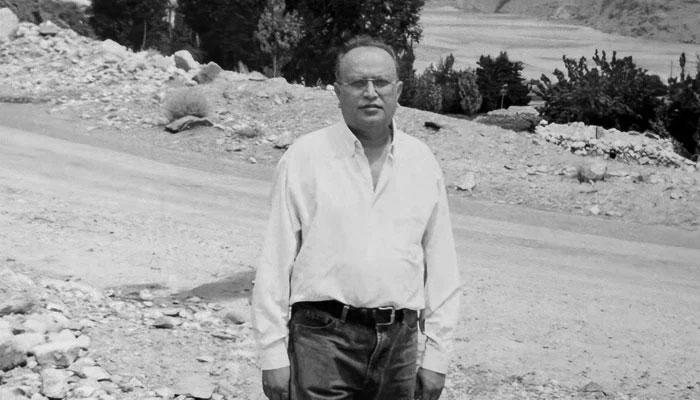 Renowned Sindhi poet Dr Akash Ansari (late) poses for a photo. — X@banbhan/File