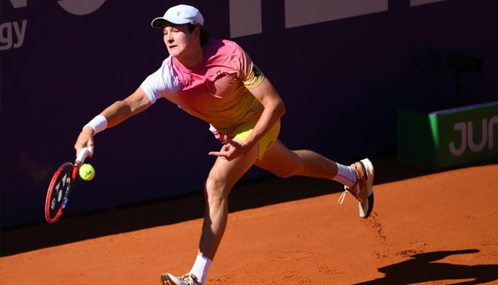 Brazils Joao Fonseca returns the ball to Argentinas Francisco Cerundulo in Sundays Argentina Open final. —AFP/File
