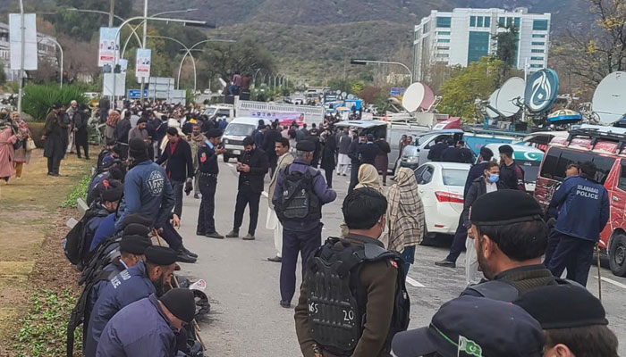Policemen are on duty in protest of government employees in front of the secretariat gate on February 20, 2025. — INP
